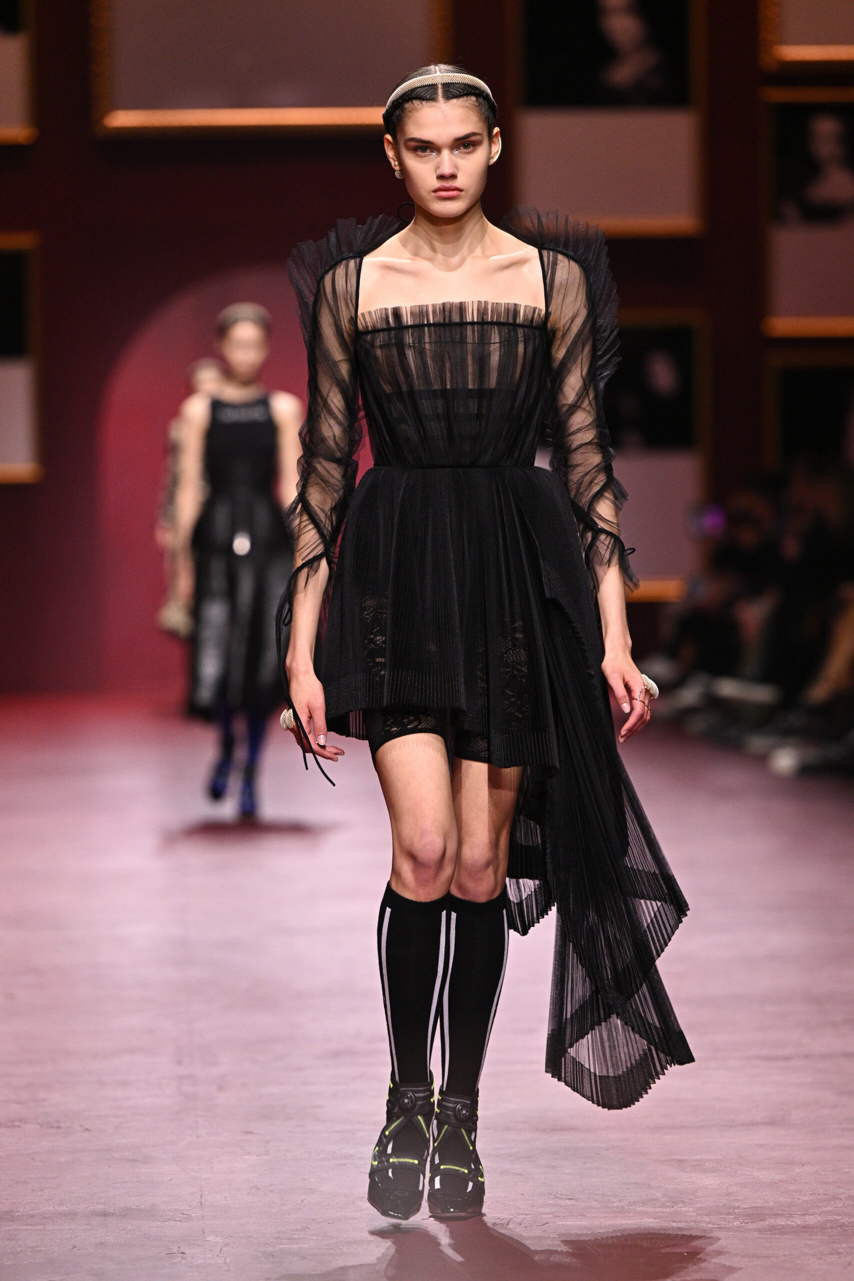 модна сукня осінь зима 2022 2023 тренди прозора корсет чорна асиметрична коротка