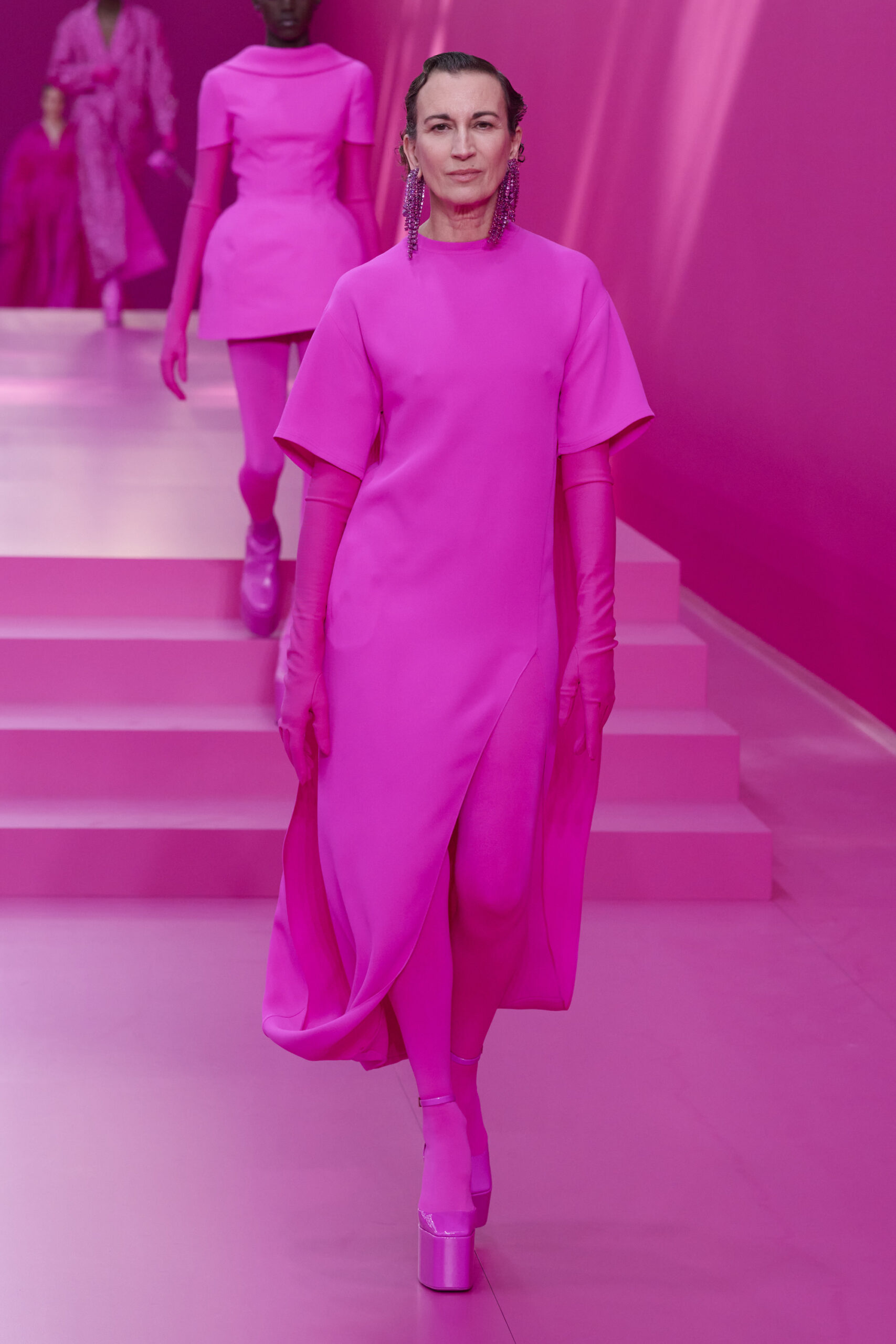 модна сукня осінь зима 2022 2023 тренди рожева барбікор Barbiecore довга максі