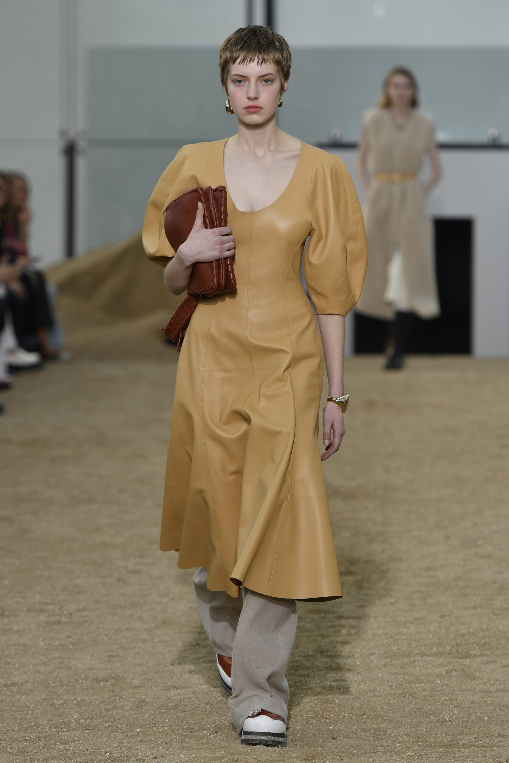 модна сукня осінь зима 2022 2023 тренди шкіряна зі шкіри довга міді максі жовта