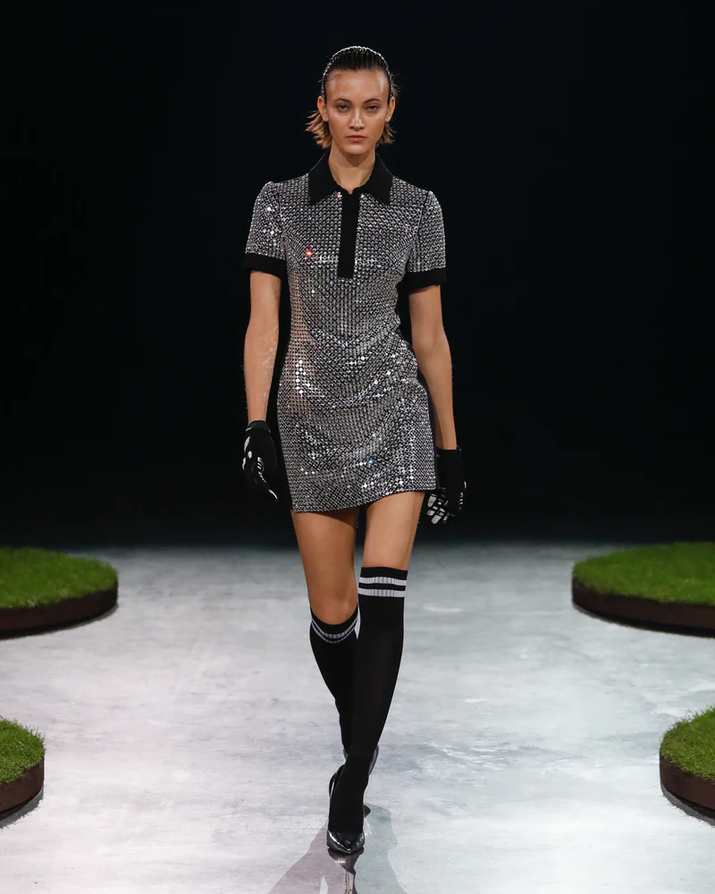 модна сукня осінь зима 2022 2023 тренди спортивна чорна блискуча камінці поло