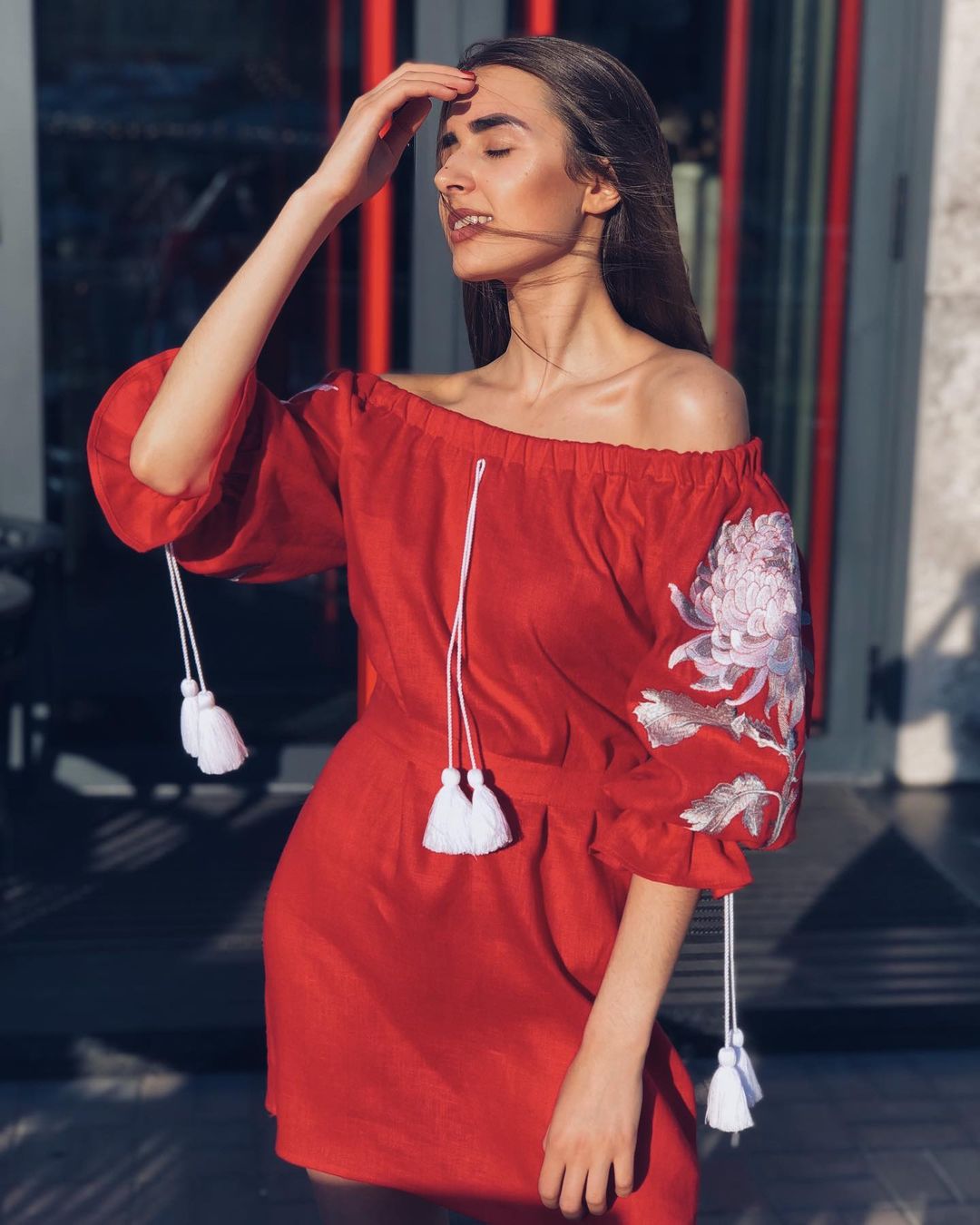 модна вишиванка 2022 День Незалежності український бренд де купити вишита сукня червона біла