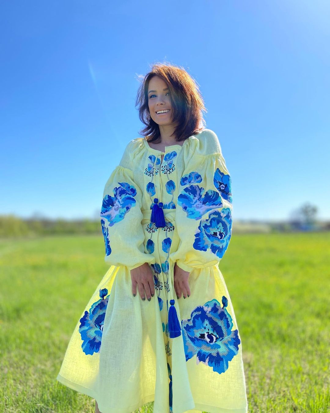 модна вишиванка 2022 День Незалежності український бренд де купити вишита сукня синя блакитна жовта