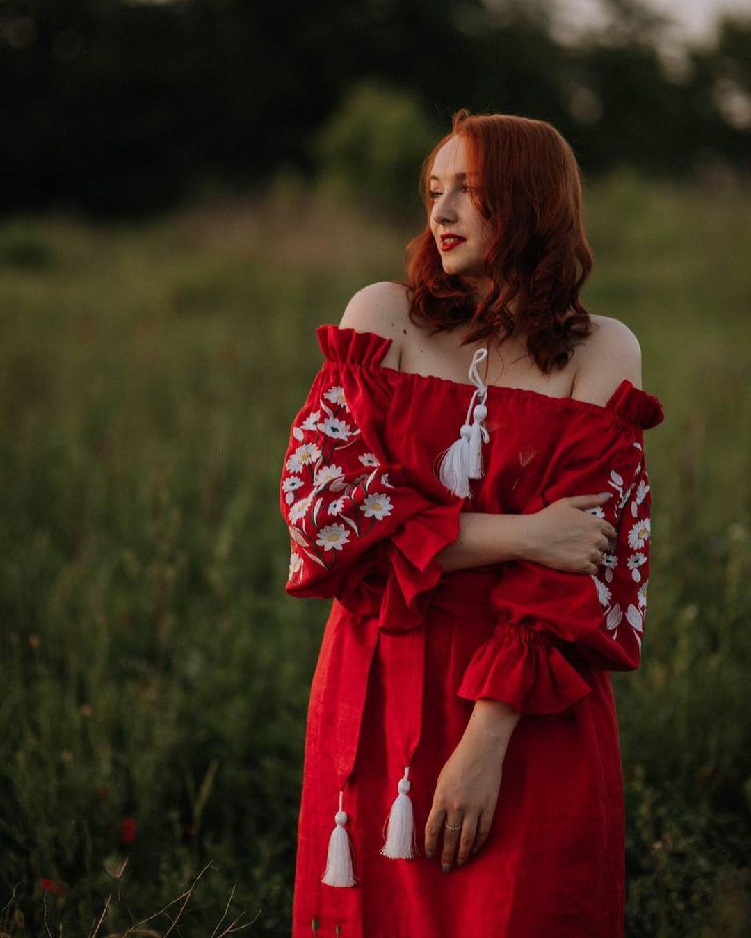 модна вишиванка 2022 День Незалежності український бренд де купити вишита сукня червона