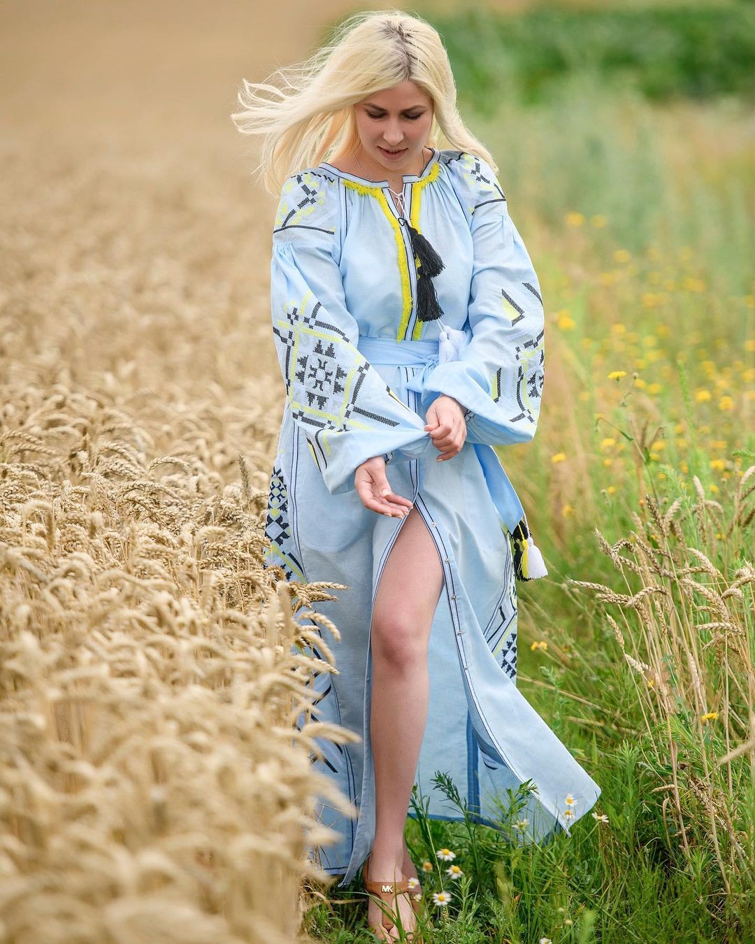 модна вишиванка 2022 День Незалежності український бренд де купити вишита сукня синя блакитна