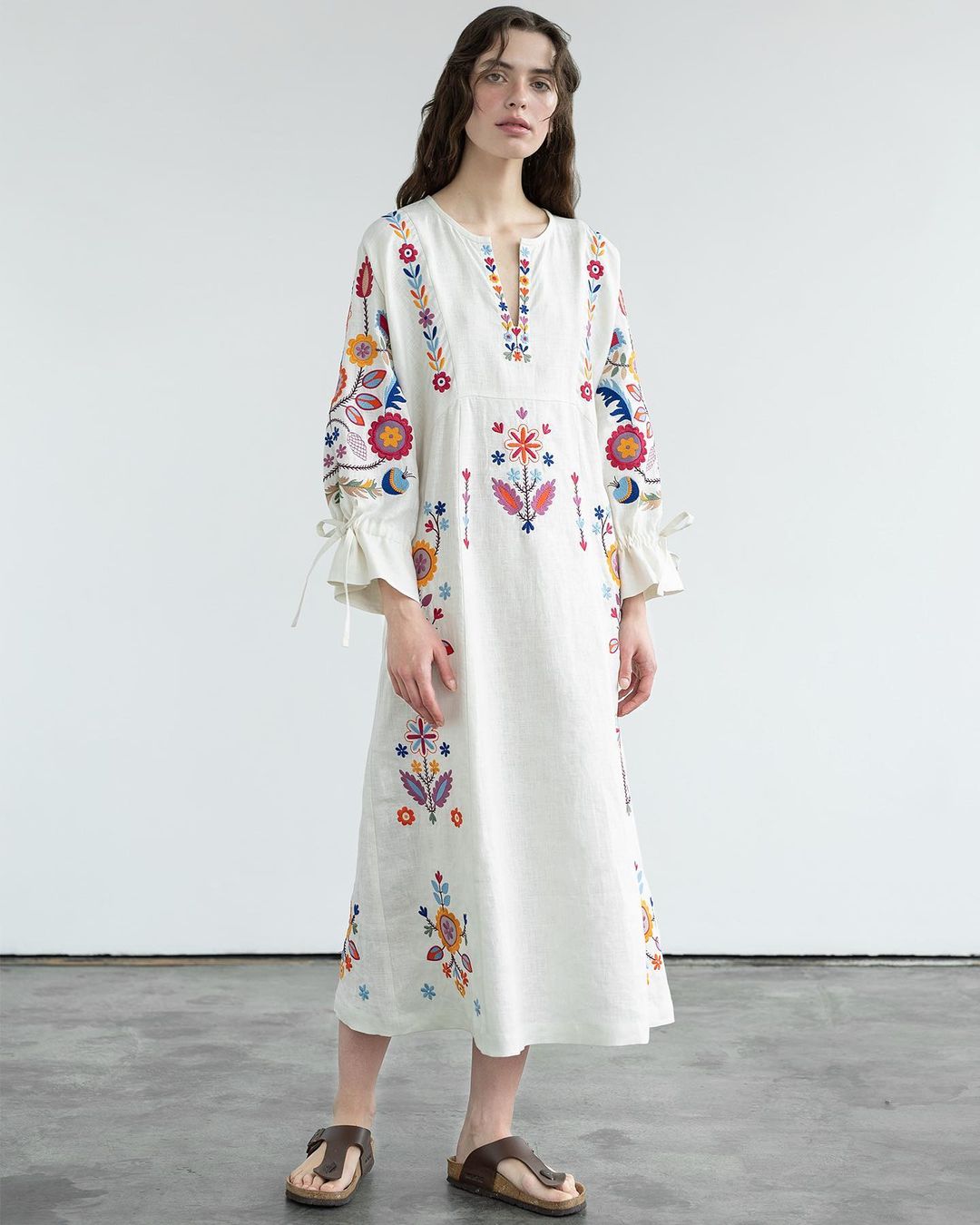 модна вишиванка 2022 День Незалежності український бренд де купити вишита сукня біла