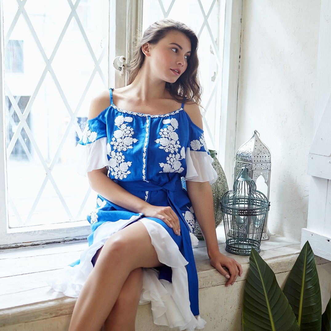 модна вишиванка 2022 День Незалежності український бренд де купити вишита сукня синя біла