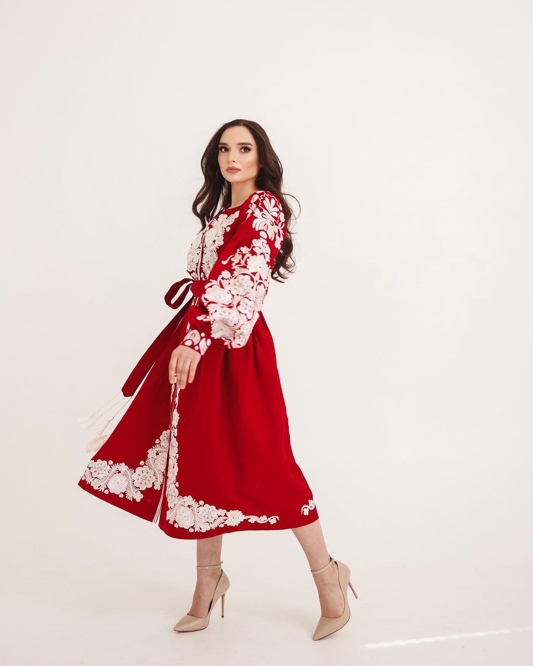 модна вишиванка 2022 День Незалежності український бренд де купити вишита сукня червона біла