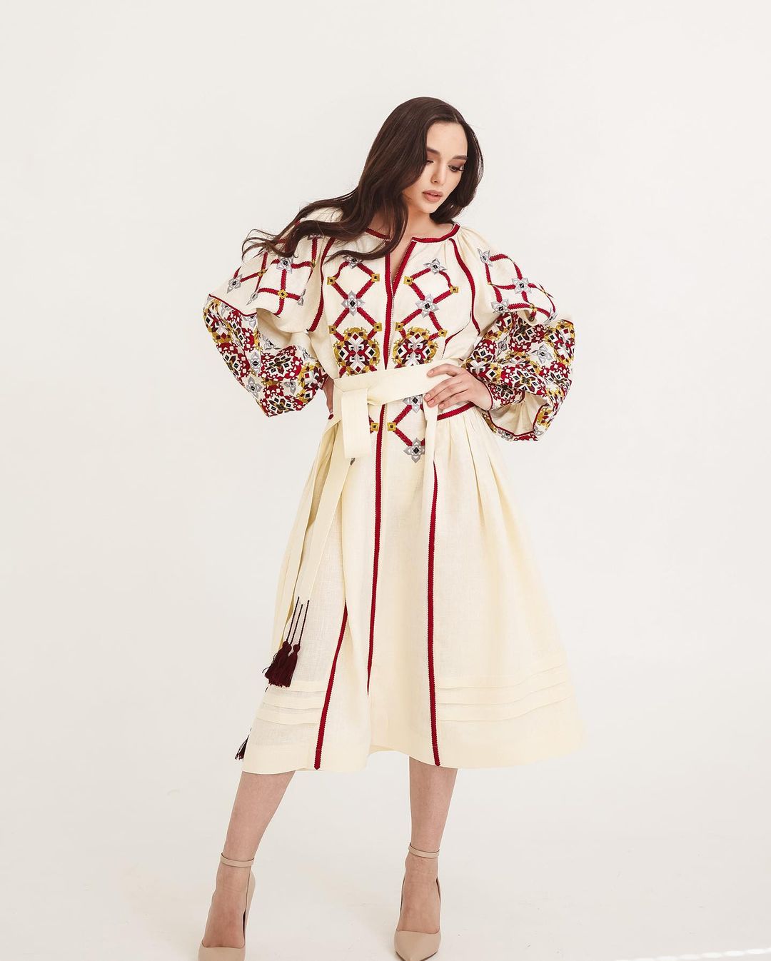 модна вишиванка 2022 День Незалежності український бренд де купити вишита сукня бежева айворі біла