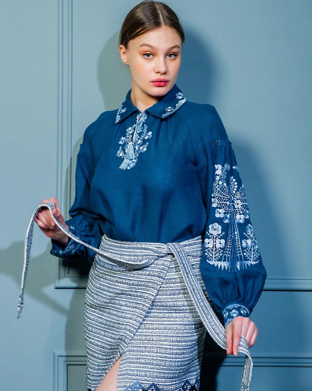 модна вишиванка 2022 День Незалежності український бренд де купити жіноча синя біла