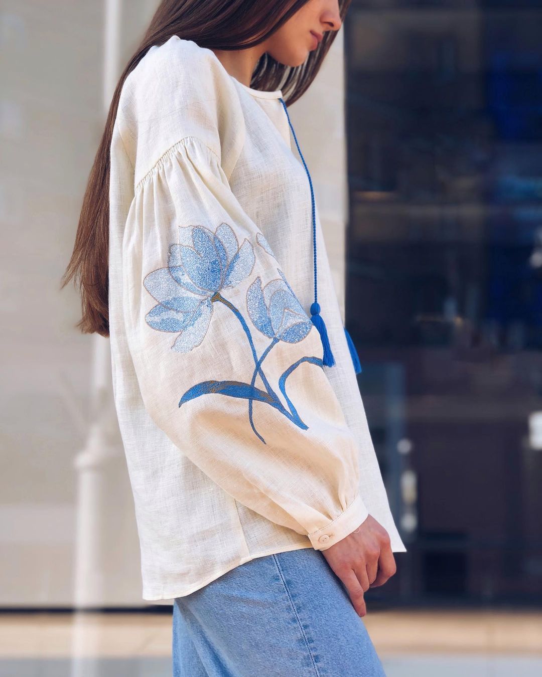 модна вишиванка 2022 День Незалежності український бренд де купити жіноча біла бежева синя