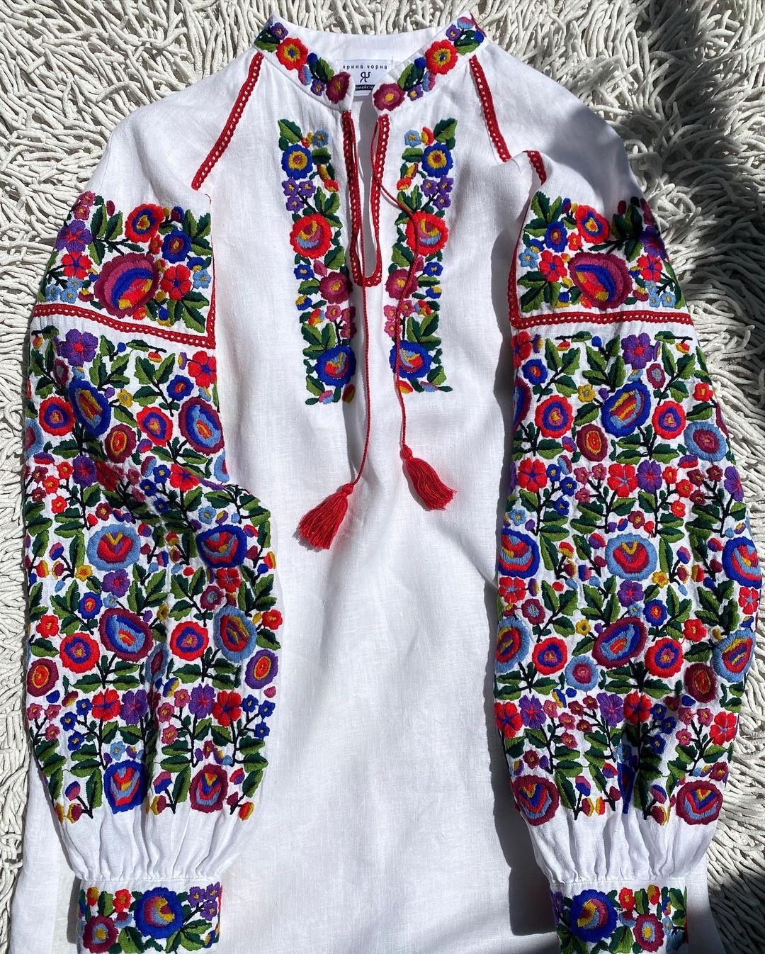 модна вишиванка 2022 День Незалежності український бренд де купити рукав'янка традиційна біла червона синя зелена