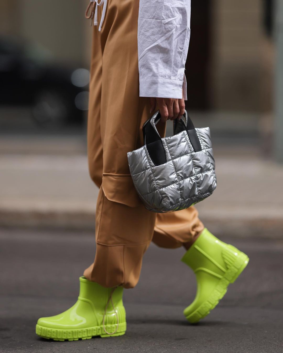 модне взуття осінь 2022 гумові чоботи яскраві з чим носити