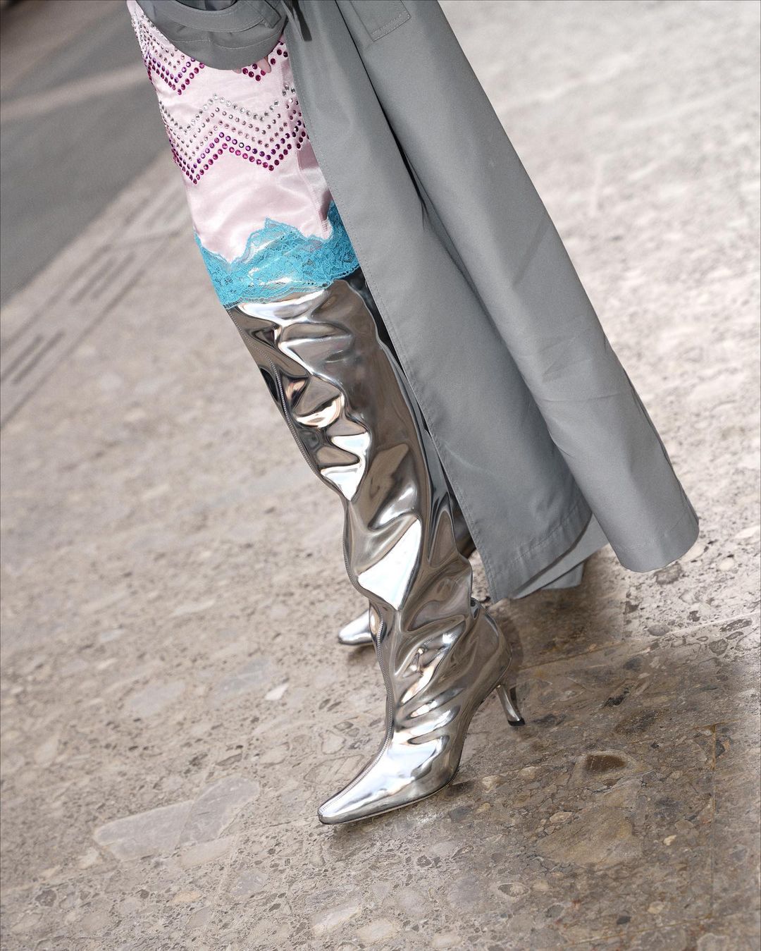 модне взуття осінь 2022 грубі чоботи високі срібні металік з чим носити