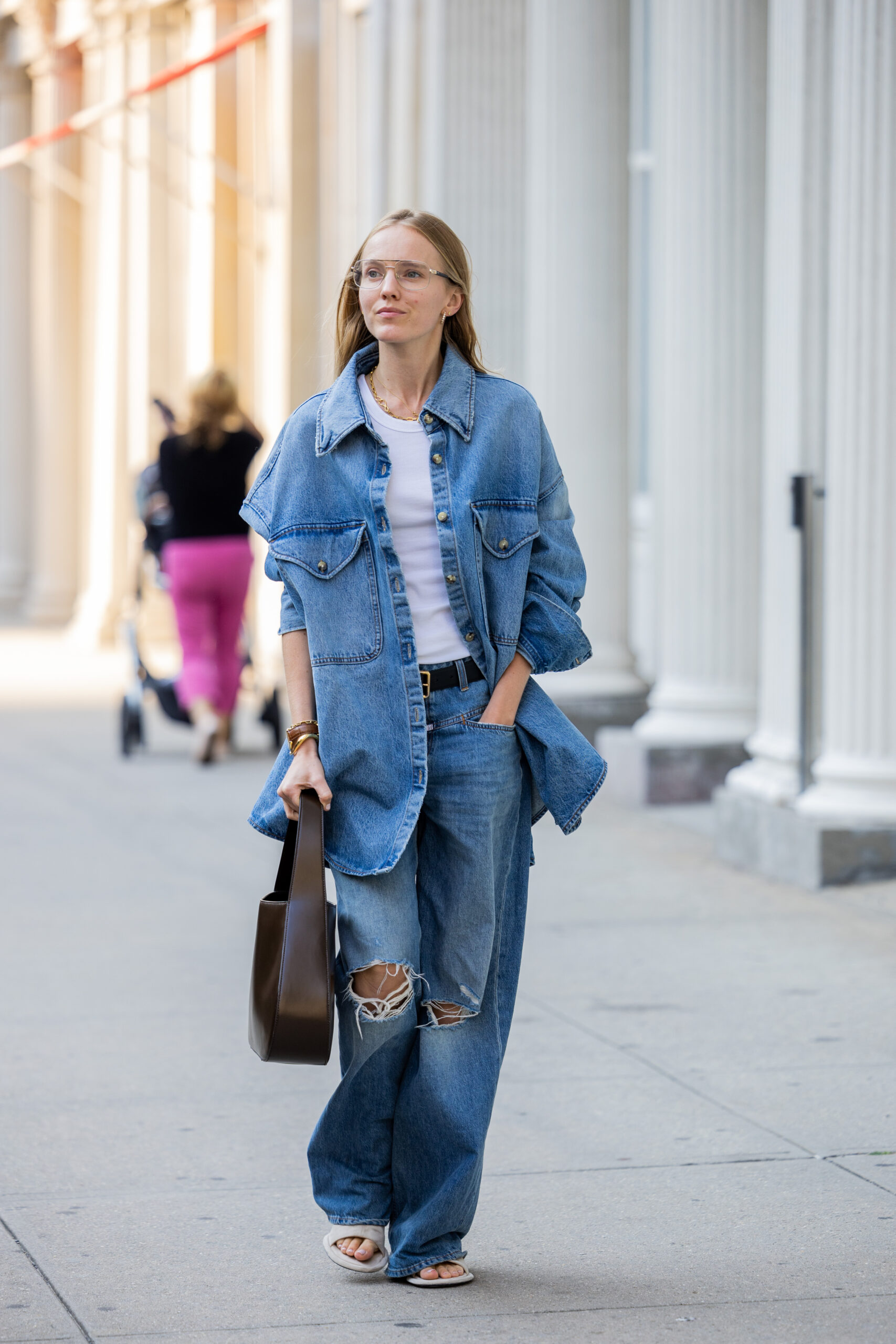 модні джинси осінь 2022 тренди стритстайл блакитні сині рвані з вирізами широкі оверсайз