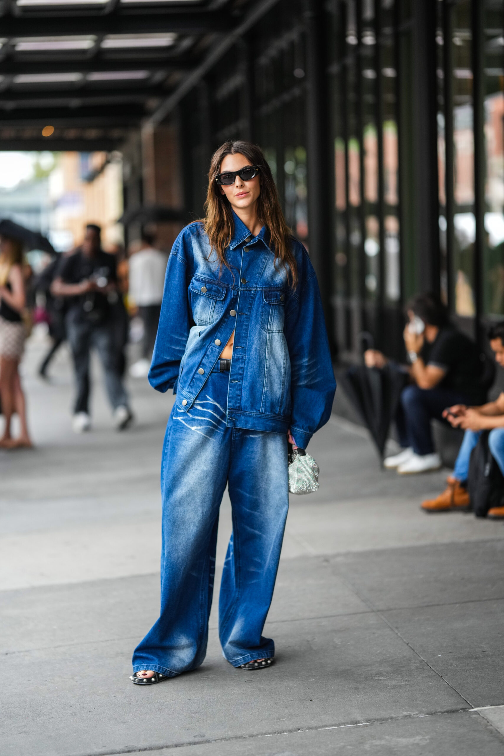 модні джинси осінь 2022 тренди стритстайл сині широкі оверсайз