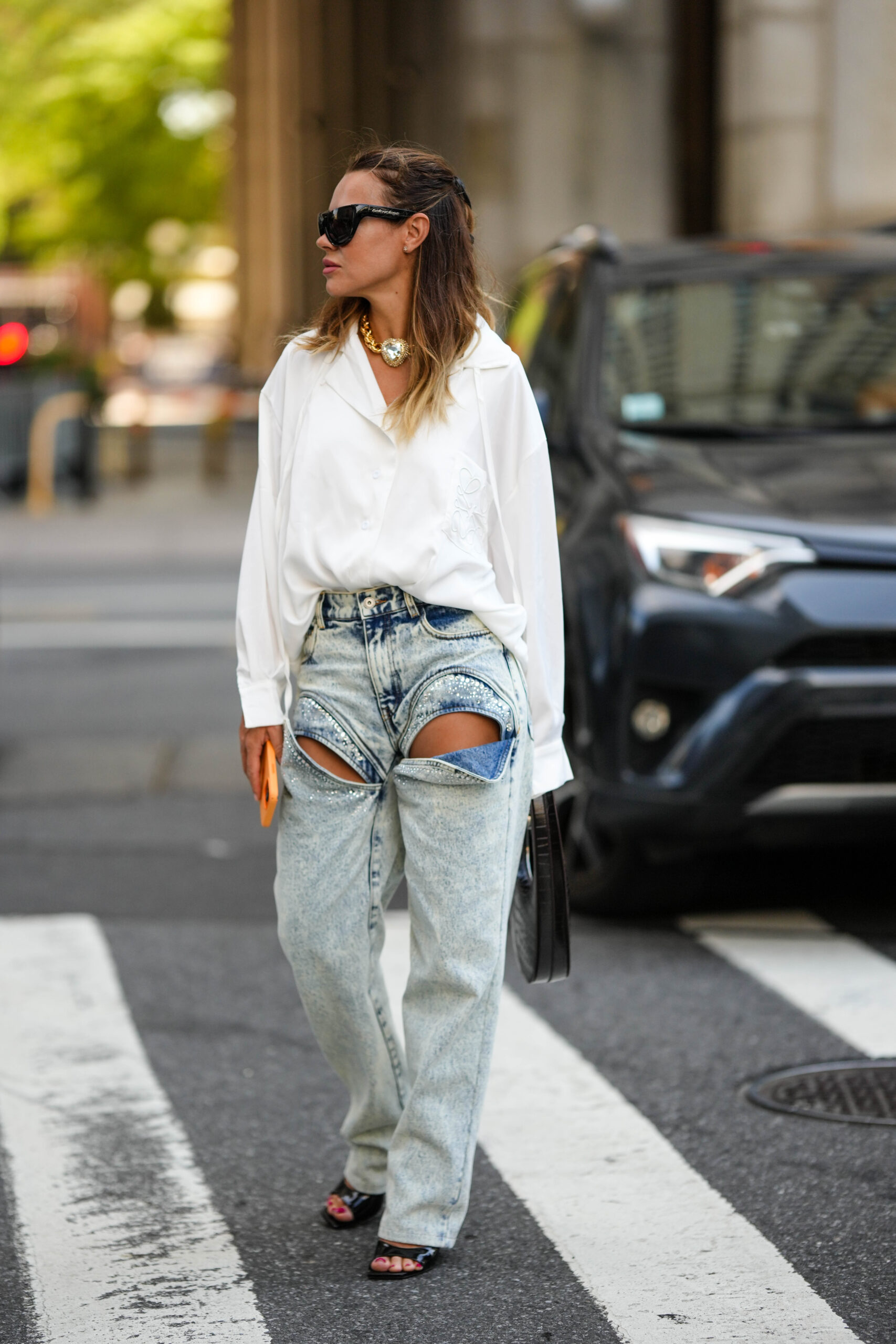 модні джинси осінь 2022 тренди стритстайл блакитні сині з вирізами