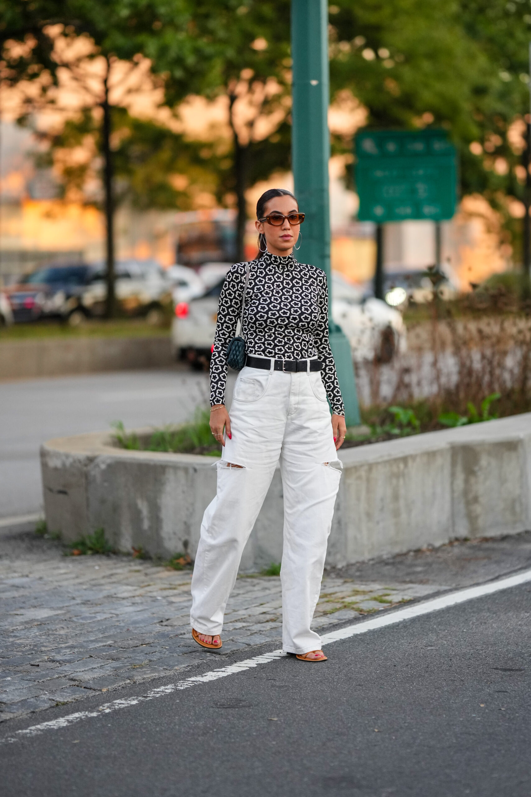 модні джинси осінь 2022 тренди стритстайл білі рвані з вирізами 