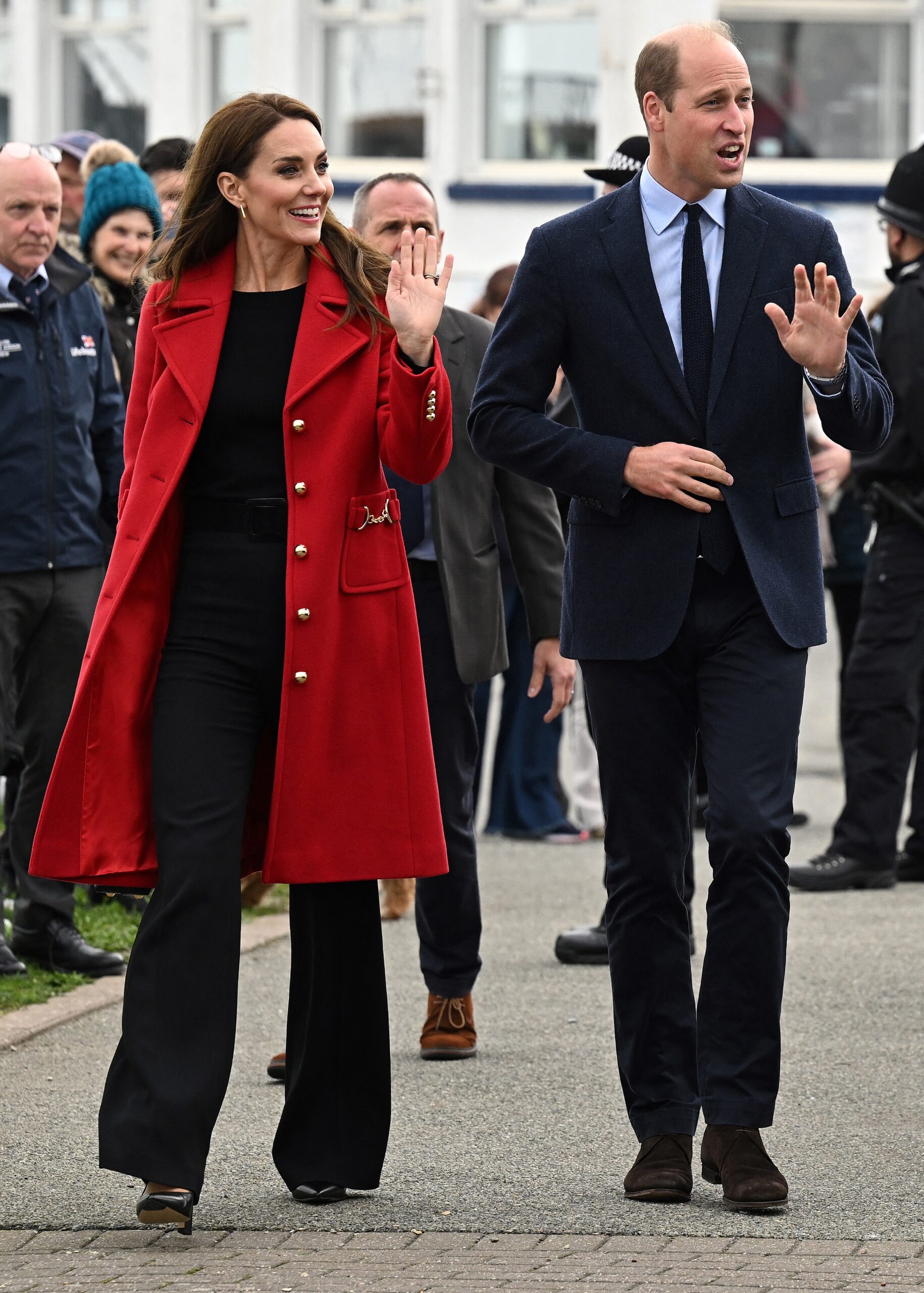 кейт міддлтонпринцеса уельська кетрін принц уельський вільям модне пальто червоне осінь 2022