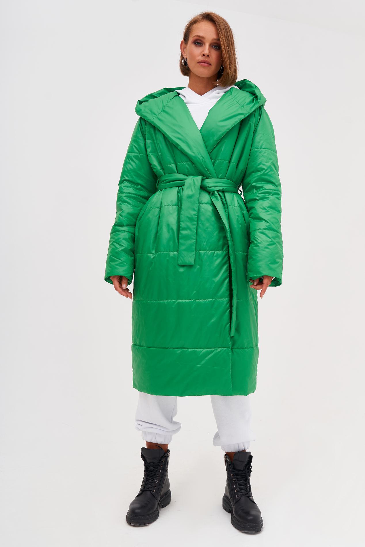 модний пуховик зима 2022 2023 яскравий зелений смарагдовий з поясом довгий