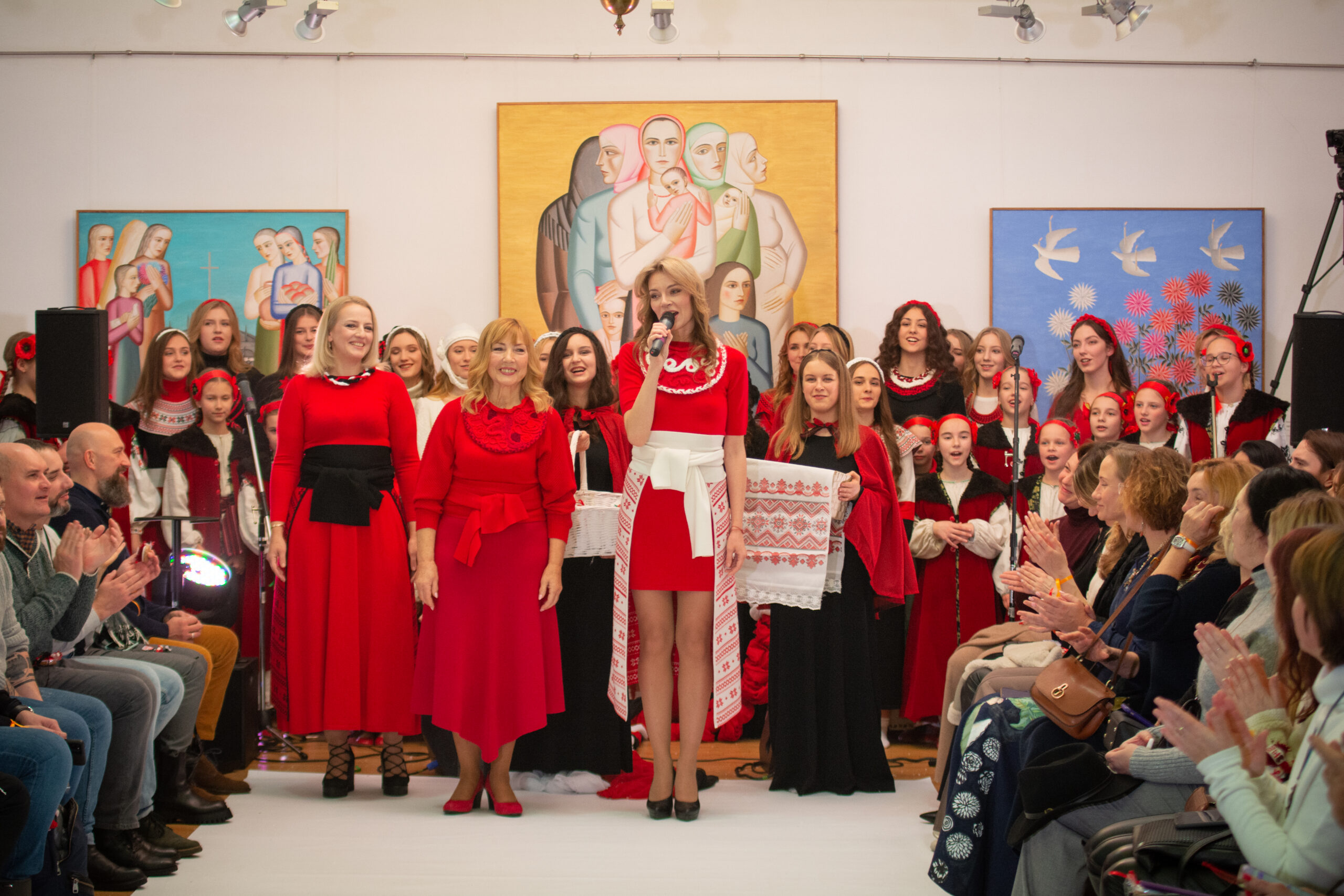 етнічний традийційний одяг гардероб вишиванка українські орнаменти узори як модно стильно носити бренд стрій striy презентація 