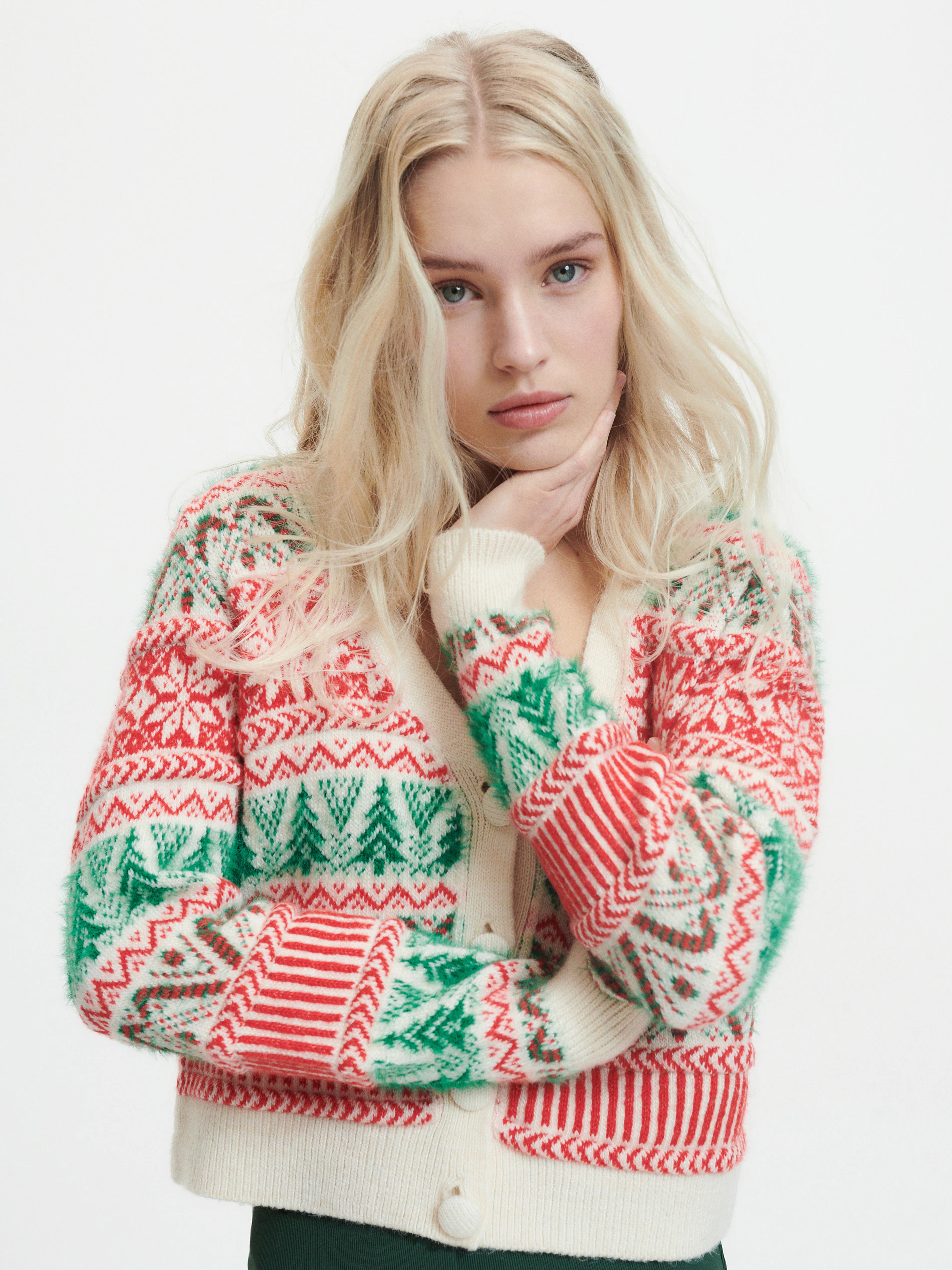 модний светр зима 2022 2023 з візерунками узорами орнаментами північний скандинавський різдвяний новорічний білий червоний зелений червоний кардиган 