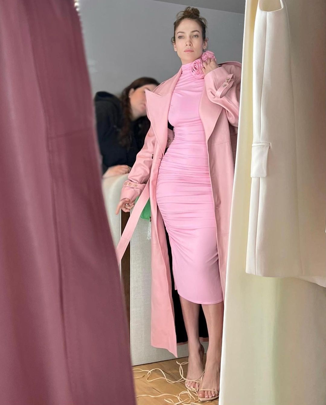 модна сукня весна 2023 колір рожевий гвоздиковий дженніфер лопес