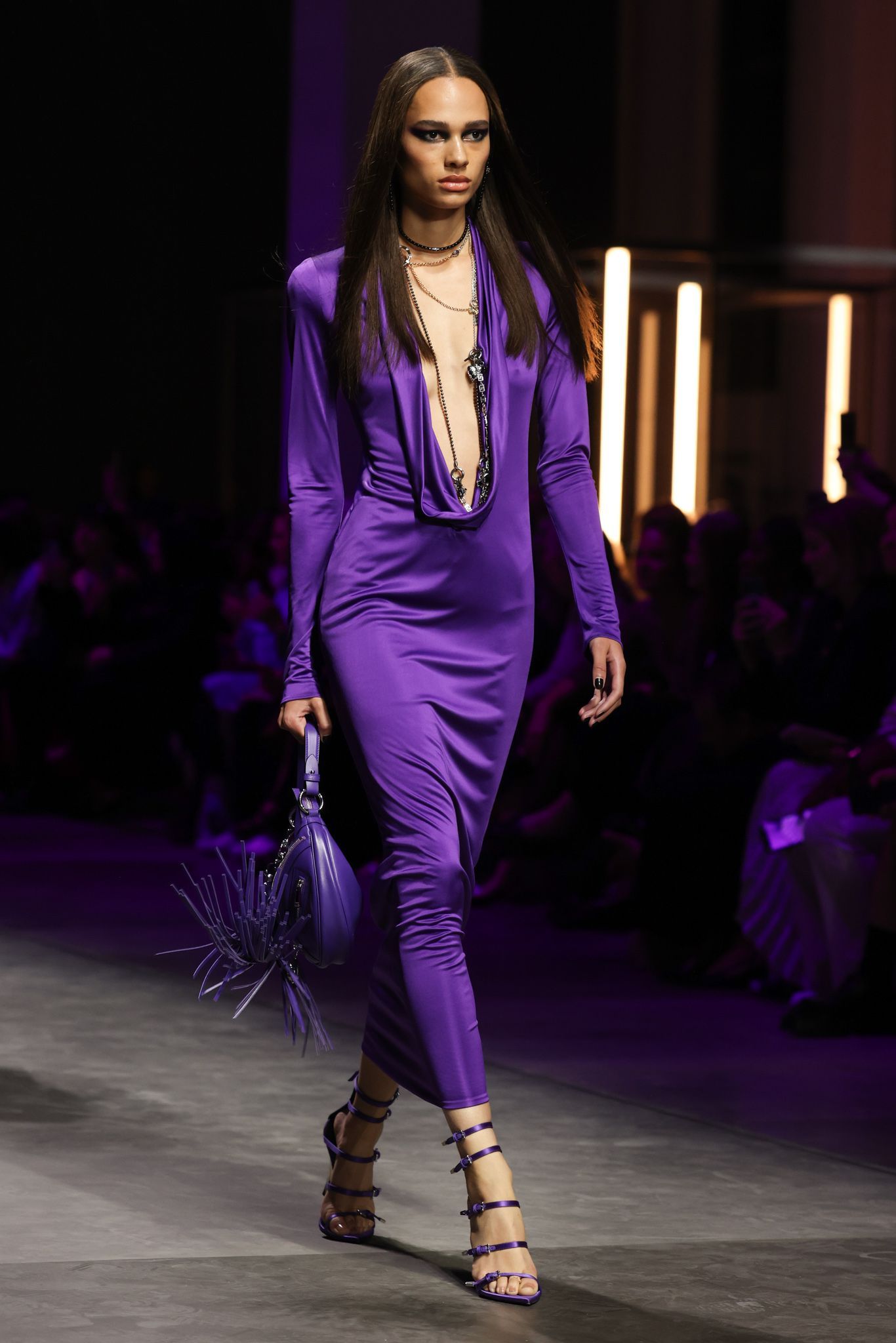 модна сукня весна літо 2023 довга максі шовкова фіолетова глибоке декольте