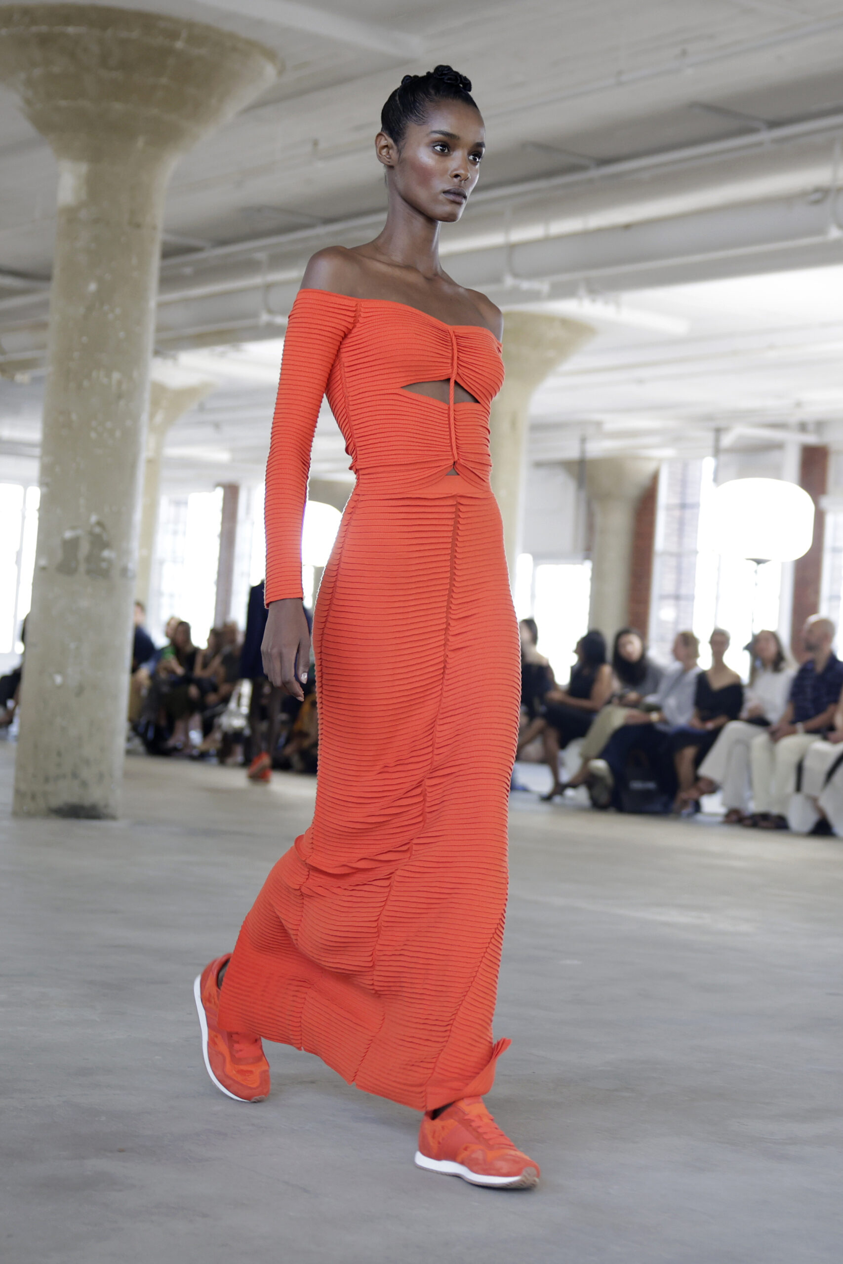 модна сукня комбінація трикотажна весна літо 2023 довга максі відкриті плечі в рубчик яскрава червона помаранчева
