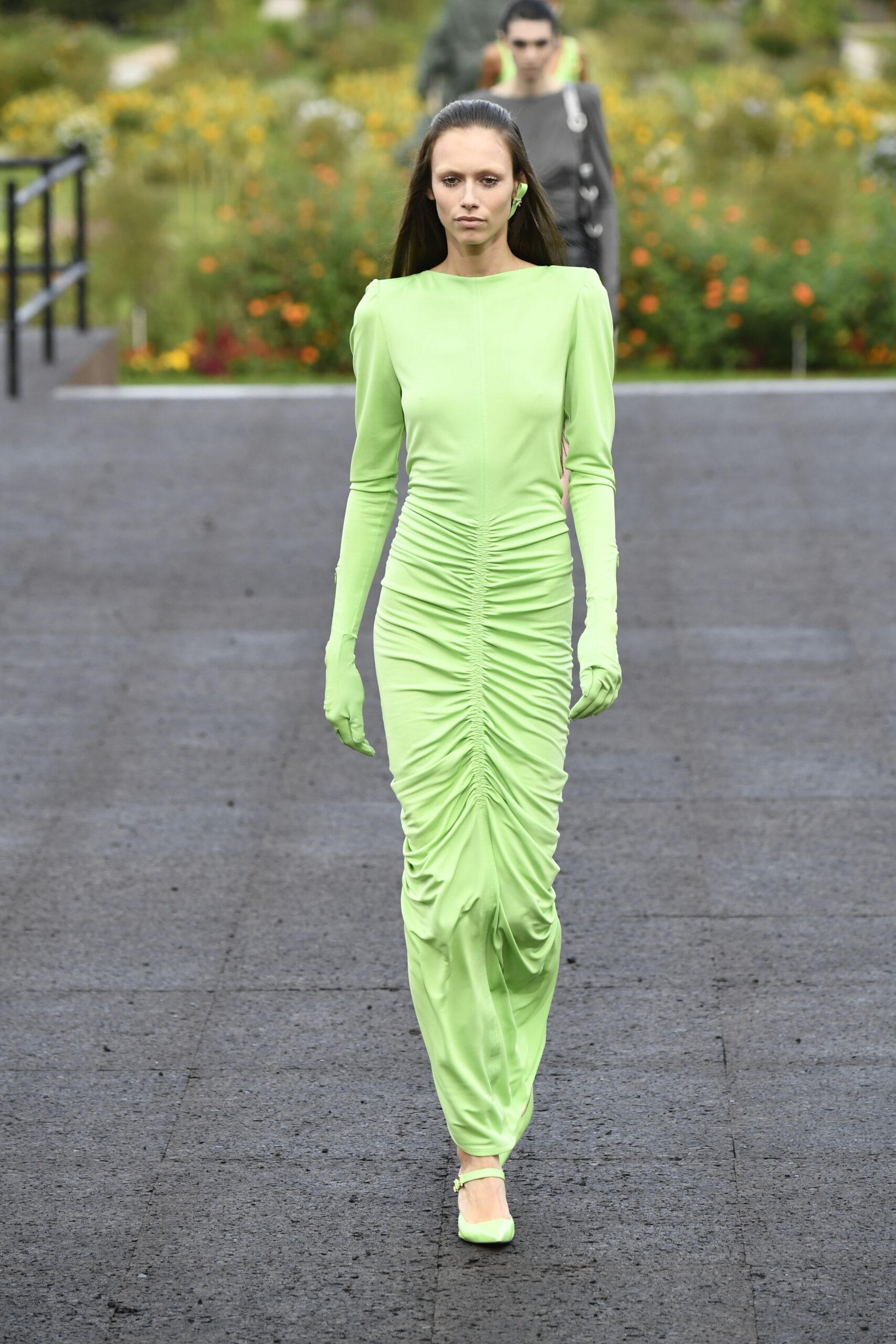 модна сукня весна літо 2023 максі зі складками салатова