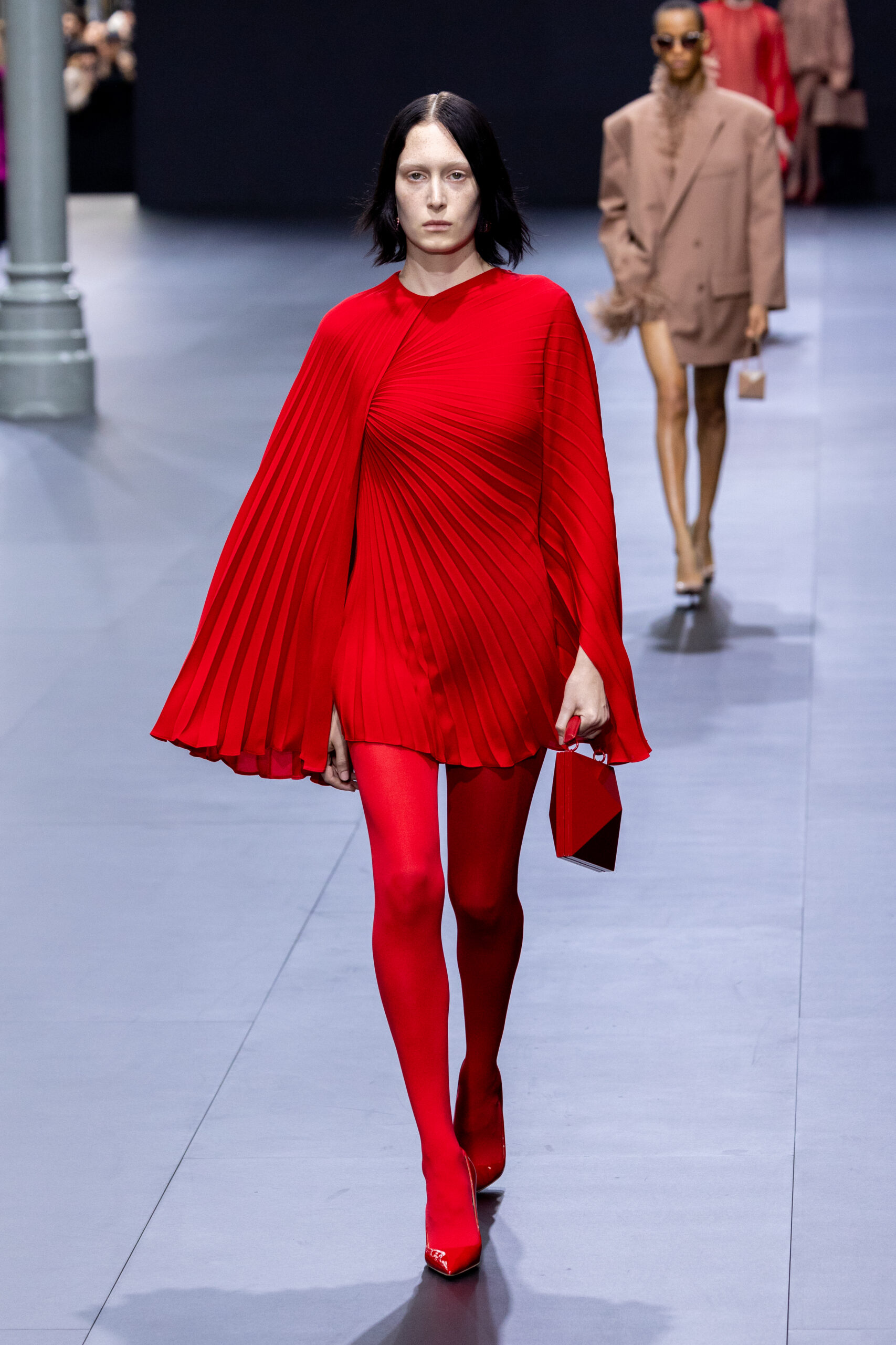 модна сукня весна літо 2023 плісирована червона коротка асиметрична