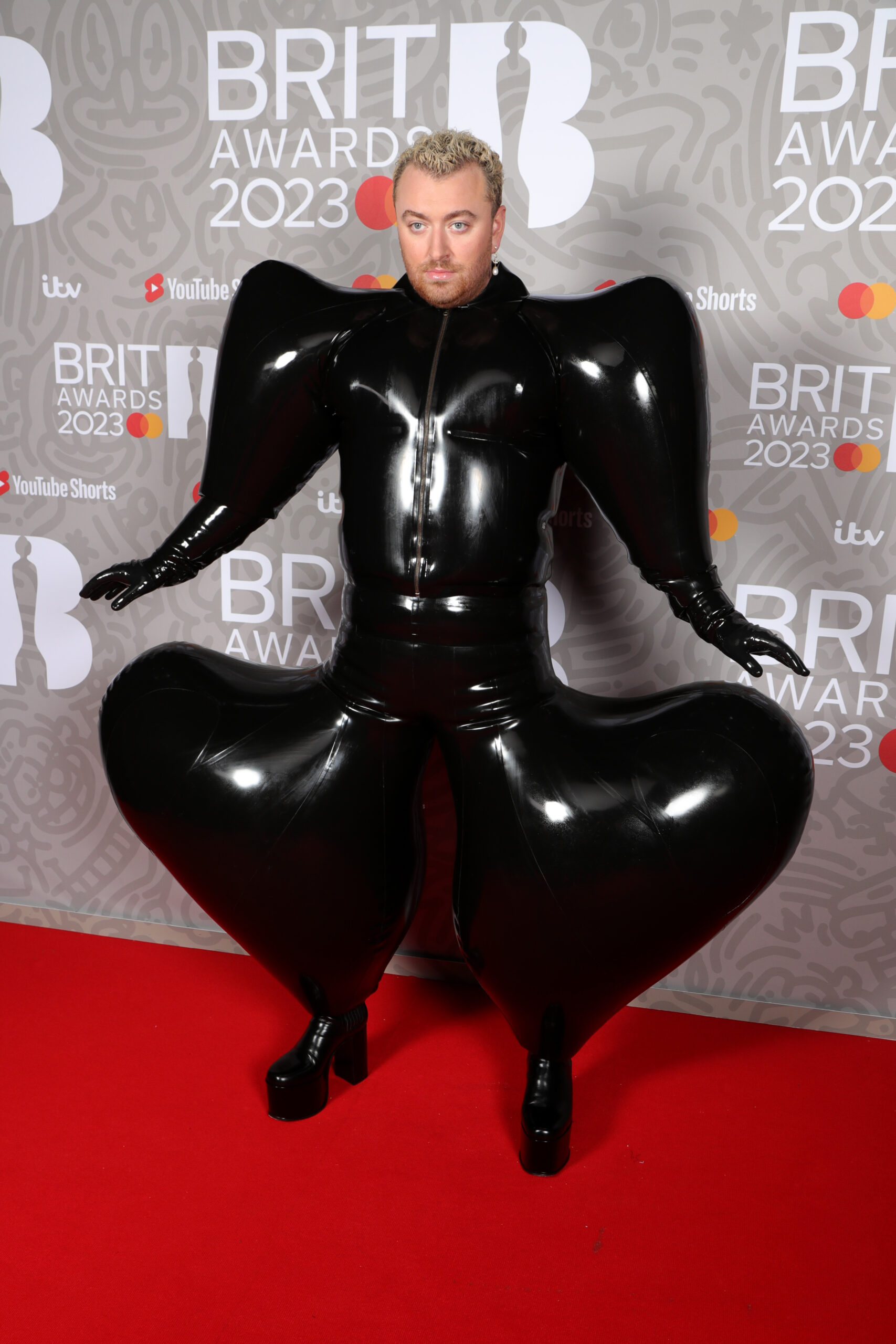 BRIT Awards 2023 зірки червона доріжка кращі сукні образи наряди