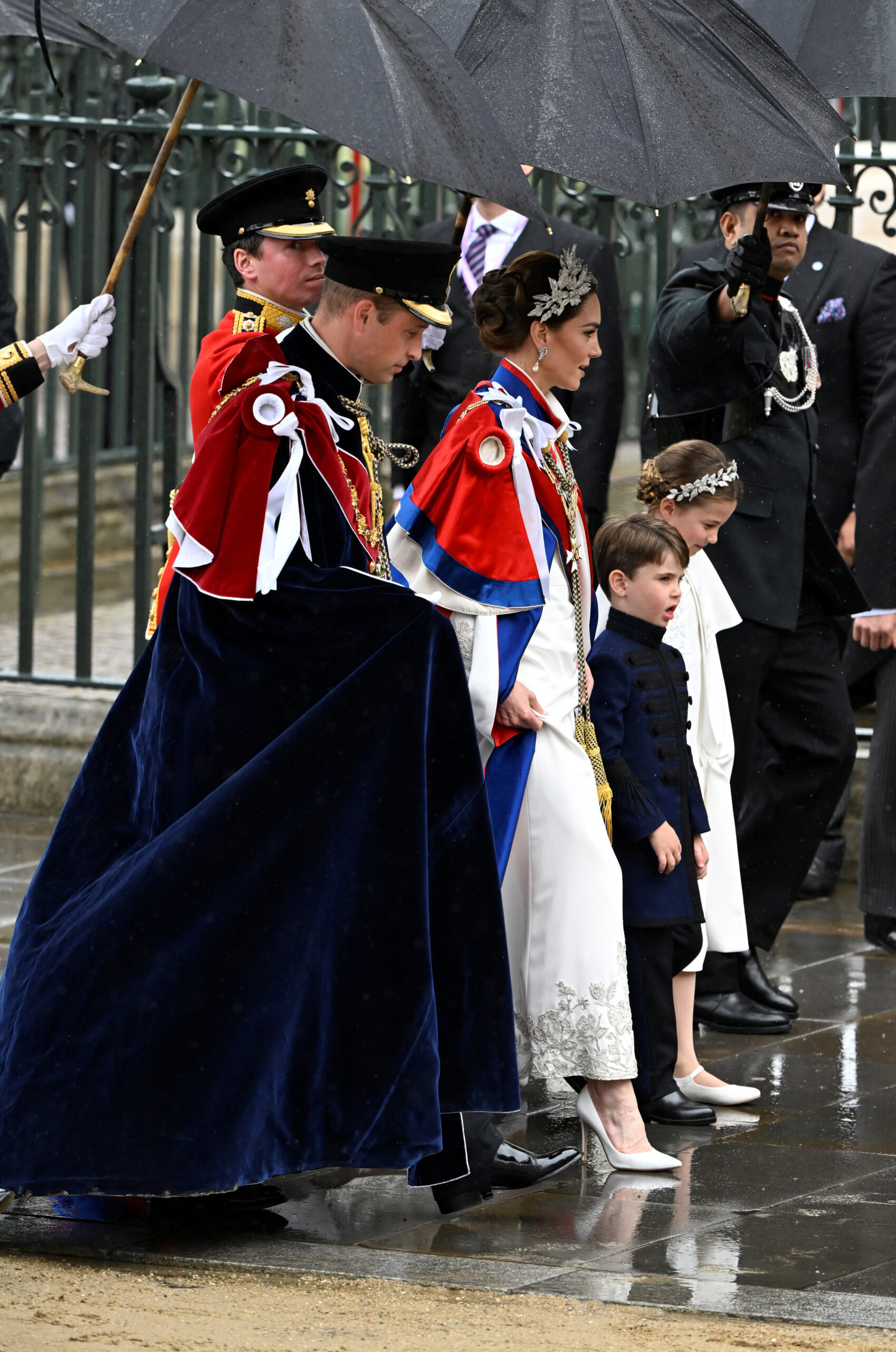 принц вельський вільям джордж луї принцеса кетрін шарлотта кейт міддлтон коронація образи вбрання прикраси тіари символи