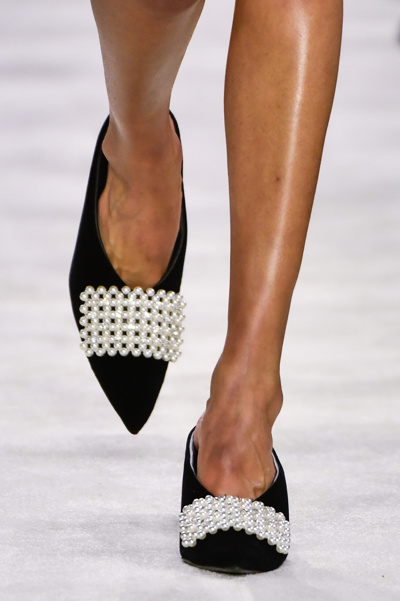 модне взуття на осінь 2023 каблук на пласкому ходу туфлі лофери сапоги чоботи ботильйони балетки