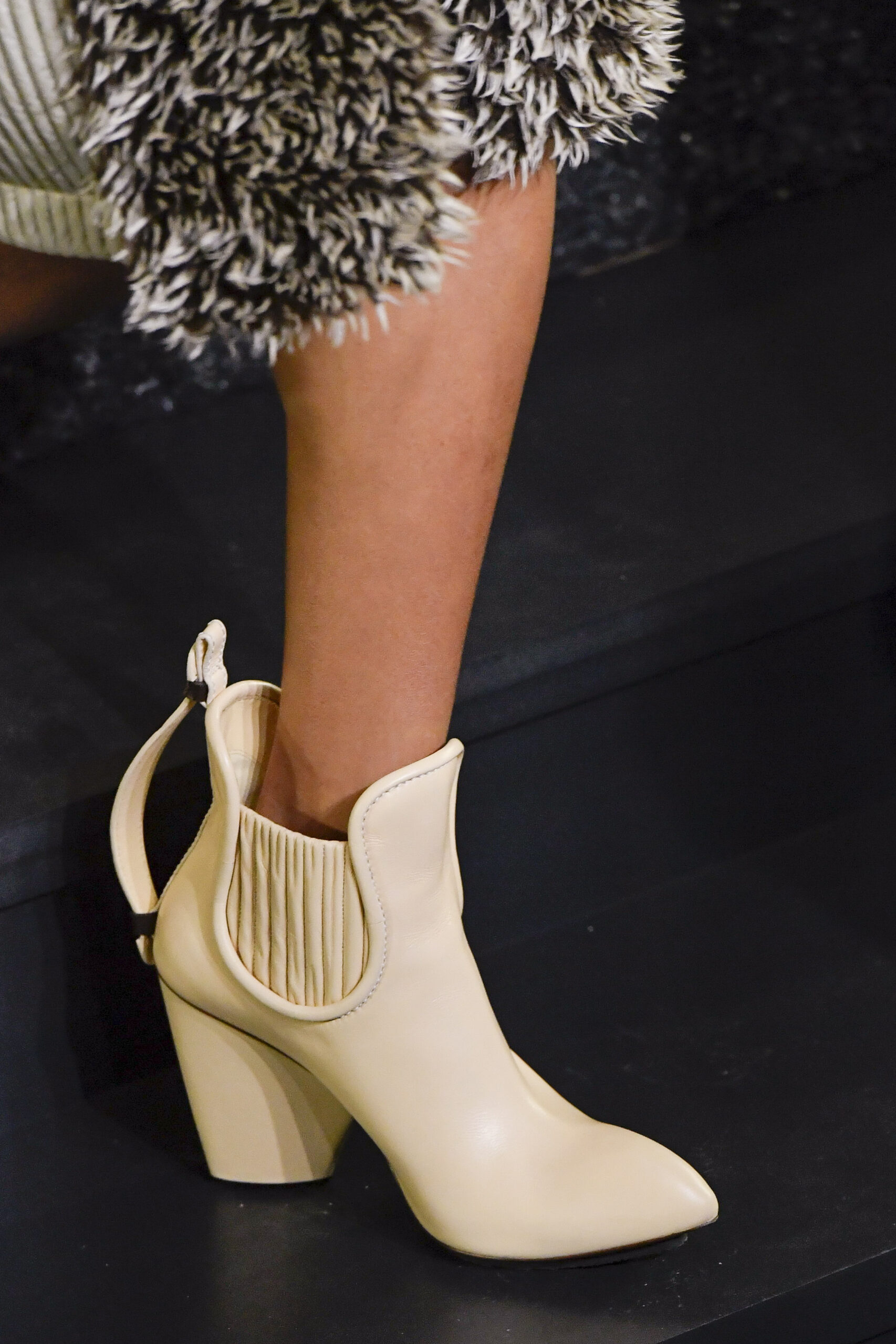 модне взуття на осінь 2023 каблук на пласкому ходу туфлі лофери сапоги чоботи ботильйони балетки