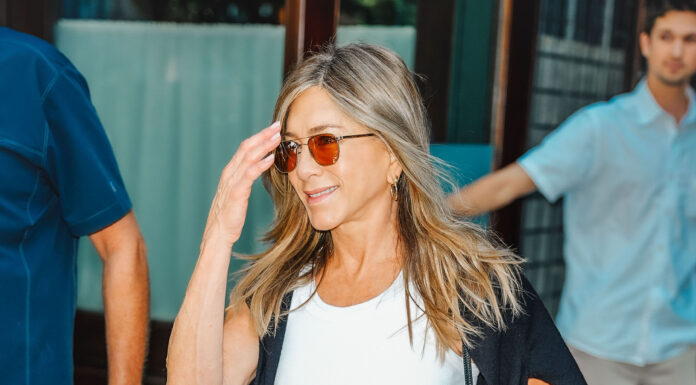 Дженніфер Еністон підтвердила роман із Джимом Кертісом