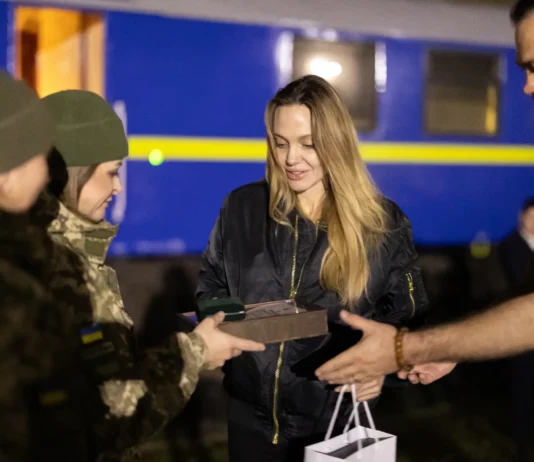Анджеліна Джолі в Україні: «Загроза дронів постійна, але люди не здаються»