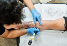 Тіло як хроніка спротиву: як українці перетворюють воєнний досвід на тату-історії