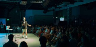 Аукціон на лондонському тротуарі, пакети за 100 євро і перекур із коміком: як європейський тур Антона Тимошенка перетворився на 12 мільйонів для фронту